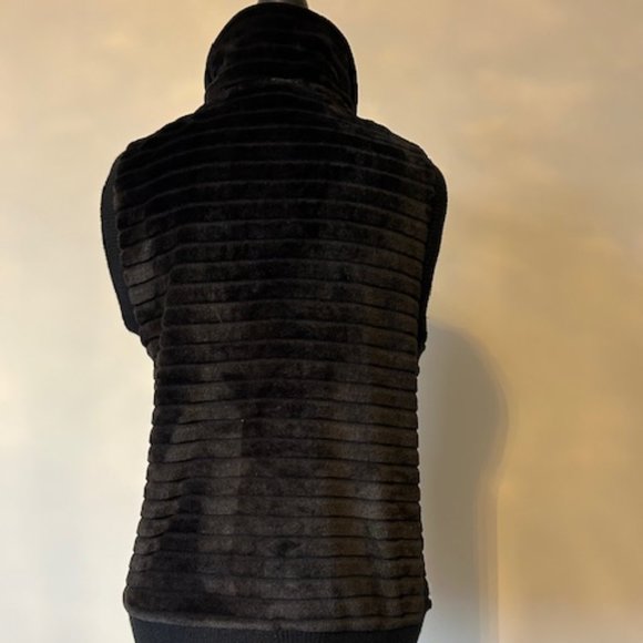 Cable & Gauge Faux Fur Black Ribbed Vest - Picture 2 of 7